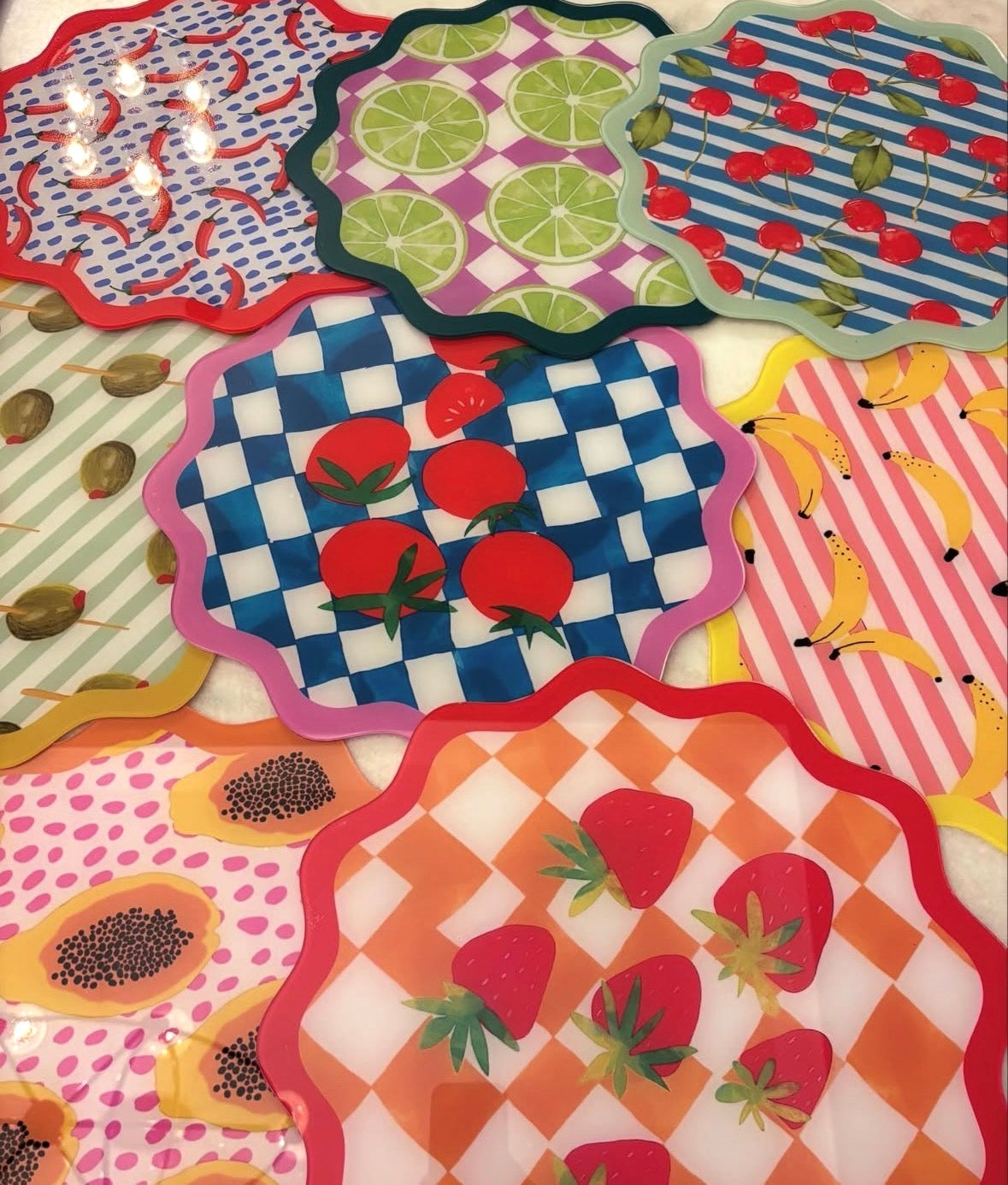 Juego de 8 bajoplatos de acrílico frutas y verduras.