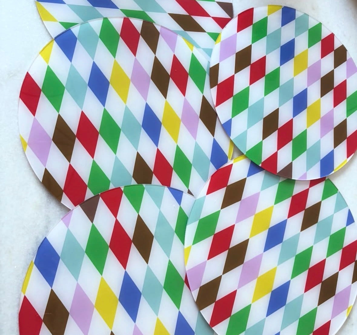 Juego de 6 bajoplatos acrilico de rombos de colores.